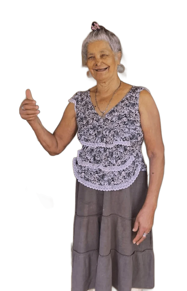 La abuela Noemí, sonriendo con el pulgar arriba
